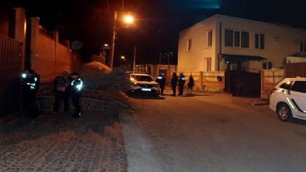 У Шевченківському районі чоловік розтрощив цеглиною Land Rover У Святошині затримали чоловіка за поранення жінки: стрілянин