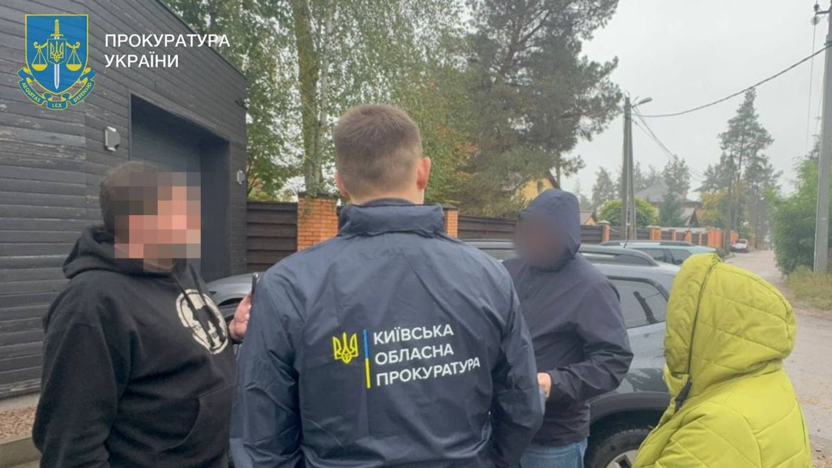 Ірпінь: ексзаступник мера фігурує у справі про незаконне відчуження комунального майна Представники прокуратури проводять слідчі дії на вулиці біля житлових будинків і припаркованих автівок