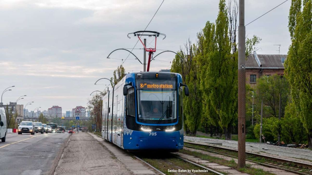 Замість 60 трамваїв — 33 автобуси: підсумки перекриття шляхопроводу на Чернігівській Трамвай біля метро Чернігівська, Київ