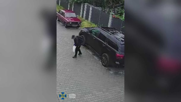 СБУ знешкодила бомбу під авто керівника оборонного підприємства на Київщині Співробітники СБУ знешкодили саморобний вибуховий пристрій із 1 кг гексогену під автомобілем керівника оборонного підприємства на Київщині