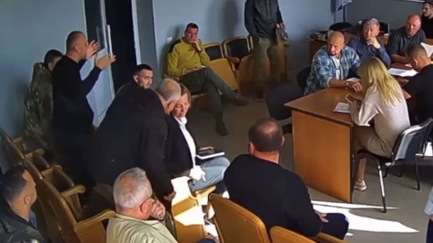 У ботсаду Гришка вимерзають тропічні рослини Кадр із відео засідання земельної комісії в Бородянці