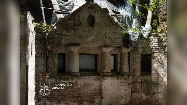 КПІ — майданчик Locked Shields 2026: Україна в топ-10 із 41 країни Занедбаний флігель садиби на вулиці Костельній у Києві з пошкодженим фасадом і накритим плівкою дахом