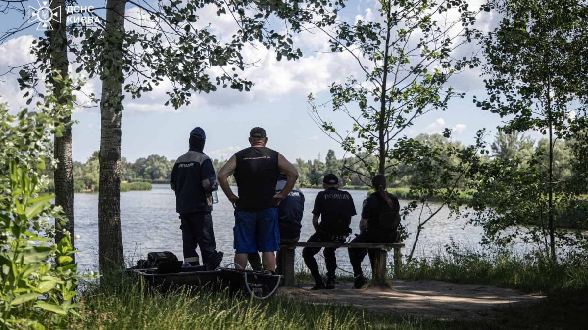 На озері Редькине в Оболоні другу добу шукають потонулого чоловіка Водолази ДСНС обстежують озеро Редькине в Оболонському районі Києва під час пошуків потонулого чоловіка, зниклого 20 червня