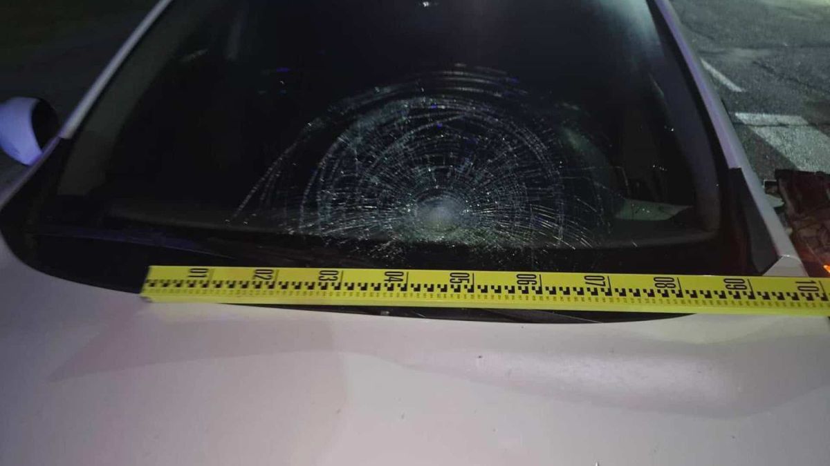 У Таращі на пішохідному переході автомобіль збив 75-річну жінку Розбите лобове скло білого автомобіля з вимірювальною лінійкою після наїзду на пішохідку в Таращі