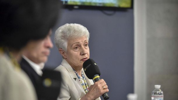 ЮНЕСКО підтримує реставрацію фресок і сейсмомоніторинг Софії Київської Учасниця брифінгу про бліц-конкурс ідей для Поштової площі говорить у мікрофон в Українському кризовому медіацентрі