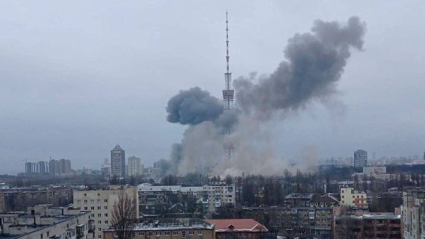 Літній кінотеатр біля гольф-клубу: KSE відкрила простір для кінопереглядів просто неба на Оболоні Літній кінотеатр біля гольф-клубу: KSE відкрила простір для кінопереглядів просто неба на Оболоні