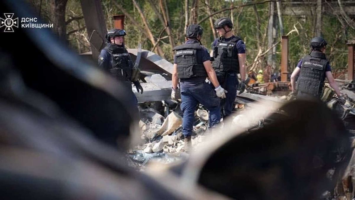 У Вишневому тиждень розбирають завали: працюють 400 фахівців Рятувальники ДСНС у бронежилетах і касках розбирають завали зруйнованих будівель у Вишневому