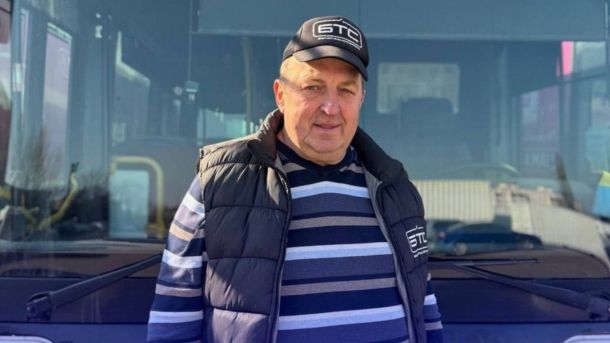 «Константинополь Моргілевського» у «Софії Київській»: 401 фото до 19 травня Водій Віктор Коворотний із 44-річним стажем стоїть біля автобуса КП «Бучатранссервіс» у формовій кепці підприємства