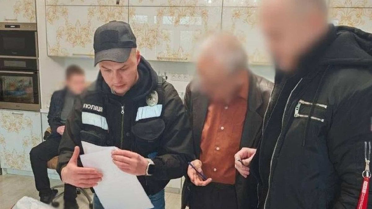 Киянин видавав себе за СБУ і обібрав трьох пенсіонерів на 3 млн грн Киянин видавав себе за СБУ і обібрав трьох пенсіонерів на 3 млн грн