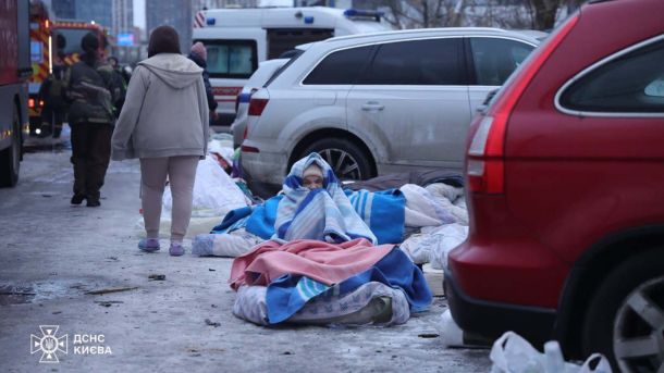 Київський фунікулер зупинився через відключення світла Бабуся на матраці загорнута в ковдри
