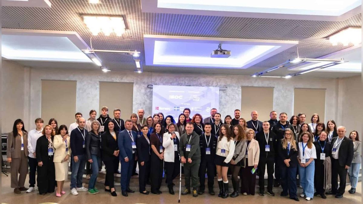 В Ірпені зібрали 70 учасників з 12 громад на TechnoForum Київщини Групове фото учасників TechnoForum Київщини 2026 в Ірпені у конференц-залі, позаду екран із логотипами партнерів форуму