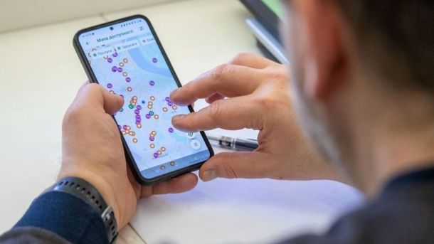 Як змінилась сучасна війна: у Києві покажуть фотовиставку «Останній рік» Ліберових Мобільний телефон з картами доступності міста Києва для громадян