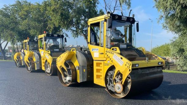 У Києві після удару дрона рятувальники врятували обпечене кошеня — загинула родина волонтерів Три жовті дорожні катки Київавтодору укладають новий асфальт під час ремонту дороги у Києві