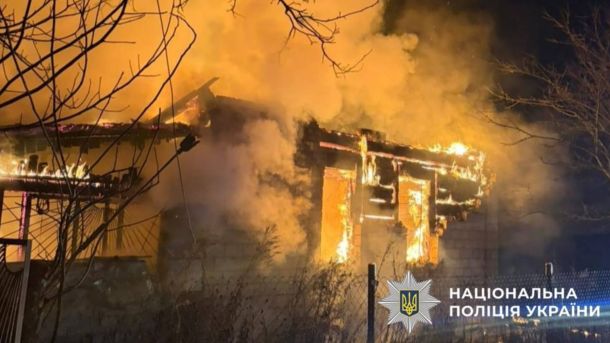 Пожежу в будівлі на Китаївській ліквідували за півтори години попри дефіцит води Рятувальники ДСНС на місці пожежі у приватному будинку Фастівського району Київщини, загинув 81-річний чоловік