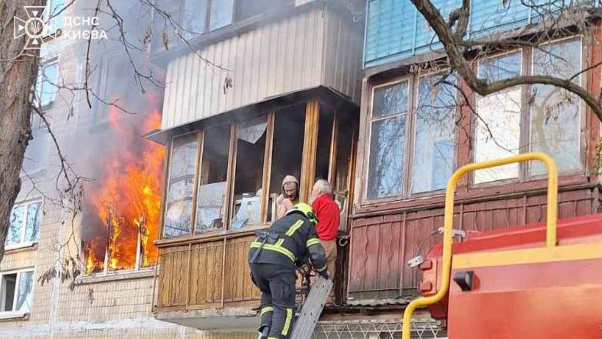 Пожежу на Юхновського загасили за 38 хв: 4 людини в палаючій квартирі Рятувальники ДСНС евакуюють мешканців з палаючої квартири на другому поверсі п'ятиповерхового будинку в Дніпровському районі Києва