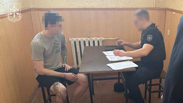 Поділ: ділки продали неіснуючий будинок за реальні гроші Затримання молодика поліцією під час дозвілля в приміщенні для співбесід. Офіцер перевіряє документи та веде бесіду з підозрюваним, який сидить з боку столику в невеликому кабінеті.