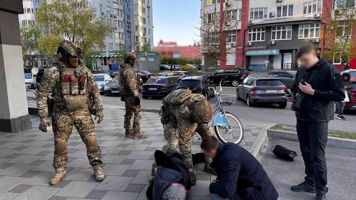 У Києві викрили схему легалізації іноземців: понад 100 осіб Бійці спецпідрозділу поліції затримують учасника схеми незаконної легалізації іноземців на вулиці Києва