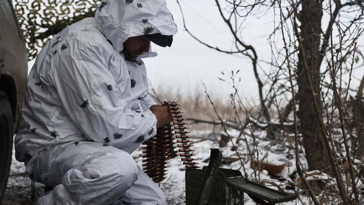За минулу добу ЗСУ знищили 1 130 російських військових, 925 безпілотників Український військовий у білому маскувальному халаті з набоями до кулемета