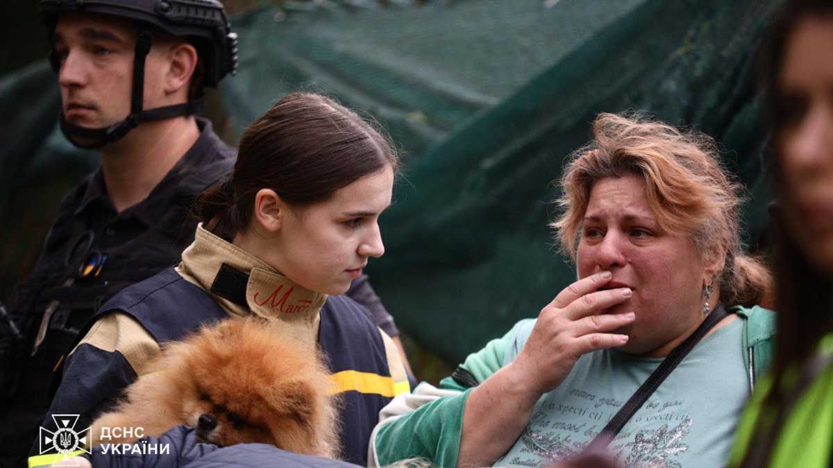 Ракетна атака по Києву: 9 загиблих, сотні рятувальників на місці трагедії Ракетна атака по Києву: 9 загиблих, сотні рятувальників на місці трагедії