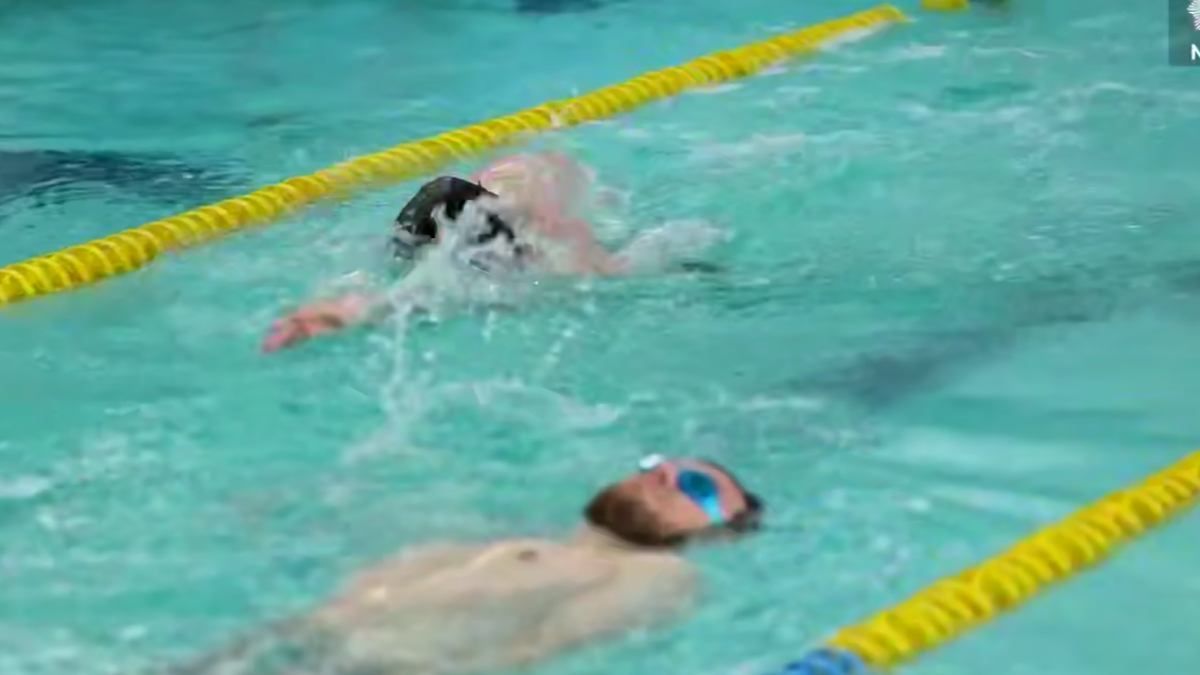 У Києві військові та рятувальники після поранень проходять водну реабілітацію в басейні Двоє чоловіків пливуть у басейні: один виконує плавання на спині, інший — вільним стилем