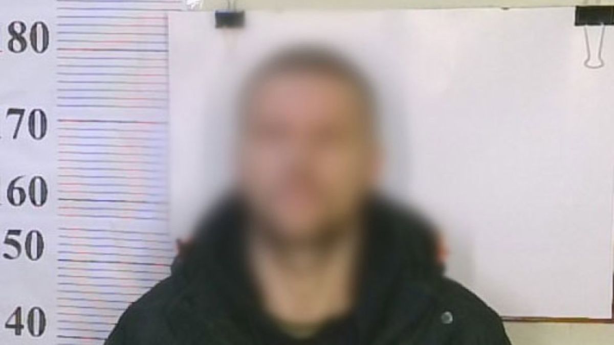 Погрожував викинути батька з вікна: киянина судитимуть за домашнє насильство Підозрюваний у поліцейському відділку