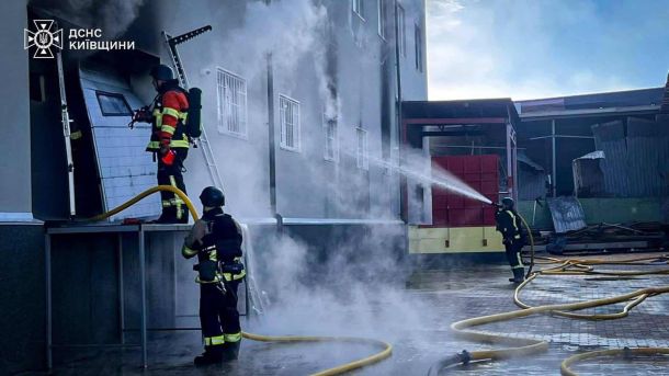 Дрони підпалили Зону відчуження: нові пожежі після «Гераней» Рятувальники ДСНС Київщини гасять пожежу у двоповерховій офісній будівлі у Коцюбинському Бучанського району після влучання російського дрона 14 травня 2026