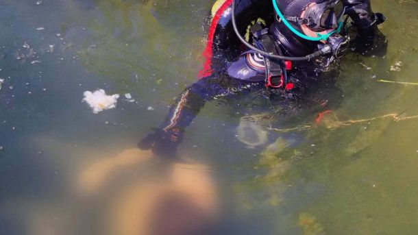 У Деснянському районі водолази дістали з озера тіло потонулого підлітка Водолази ДСНС дістали з озера «Верхнє Вигурівське» у Деснянському районі тіло підлітка з глибини 6 метрів