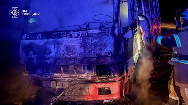 У Сулимівці 18-річний мотоцикліст влетів у культиватор Вогнеборці ліквідували пожежу автобуса біля Горбовичів
