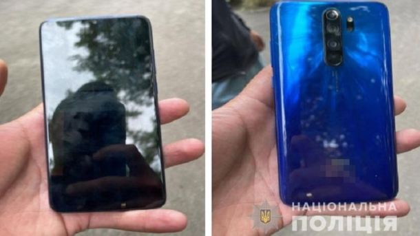 Киянка почала доглядати за 14-річною донькою лише після підозри у знущанні Синій смартфон у руці поліцейського, вид спереду та ззаду — речовий доказ у справі про пограбування у Солом'янському районі Києва