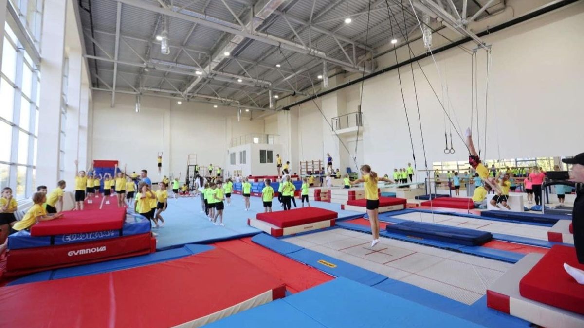 У Києві відкрили Liko Sportlife Olimpiyskyi — сучасний центр для олімпійців і ветеранів (фото) Діти у жовтих та салатових футболках тренуються у великому гімнастичному залі з батутами