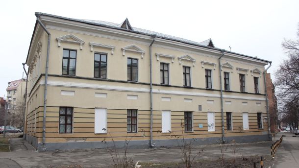 У Києві 289 одиниць спецтехніки «Київавтодору» прибирають вулиці від снігу Двоповерхова історична будівля з жовтим фасадом і класичними фронтонами над вікнами на вулиці Сковороди, 9-Б у Києві, частина вікон закрита щитами