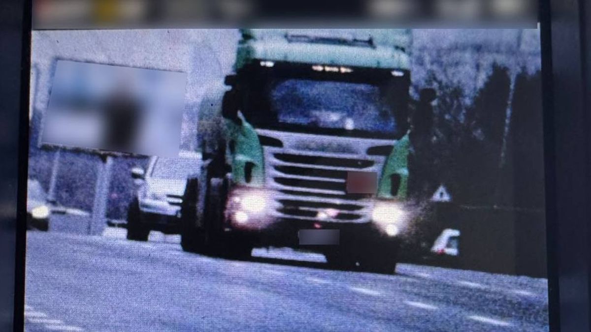Вантажівки з небезпечними вантажами перевищили швидкість: штрафи Вантажівка рухається трасою, за нею легкові автомобіля