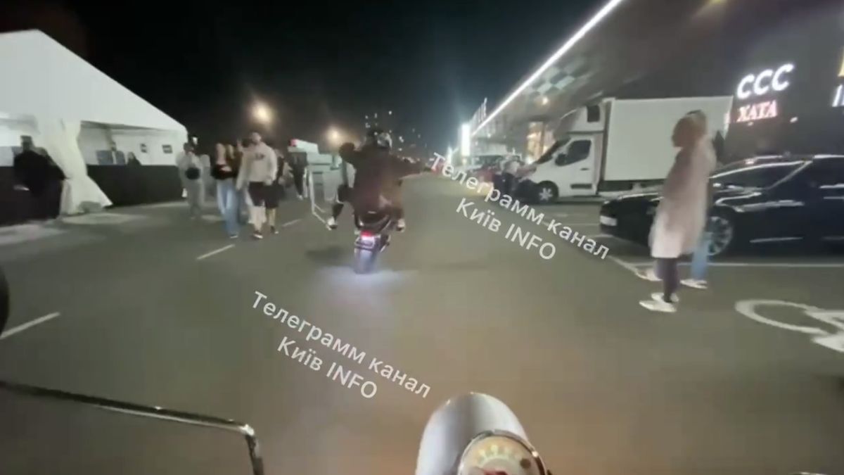 Car Fest у Києві: мотоцикліст вирішив показати трюк, але влетів у людей і авто (відео) Мотоцикліст виконує небезпечний маневр серед людей на парковці біля ТРЦ