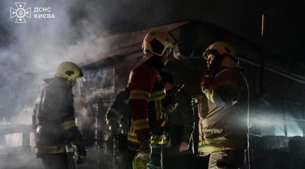 Діти застрягли в каналізації під Хрещатиком: спільна операція поліції та ДСНС Рятувальники ДСНС гасять пожежу, пожежна техніка на місці події