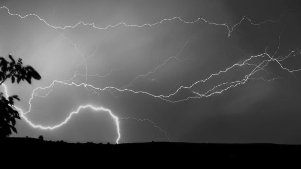 Прохолодна середа в Києві з температурою до 17 °C і без опадів Блискавка під час грози