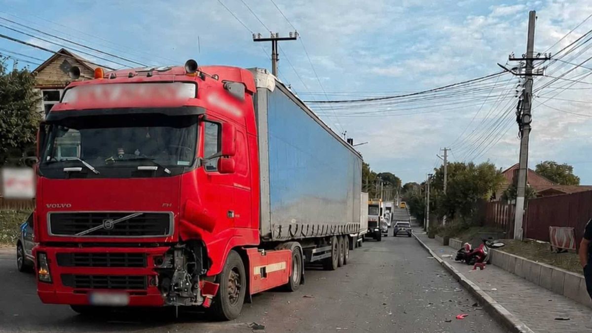Водію вантажівки оголосили підозру за смертельну ДТП у Гореничах Перехрестя у селі Гореничі на Бучанщині, де вантажівка Volvo зіткнулася з електромотоциклом і загинув 22-річний водій
