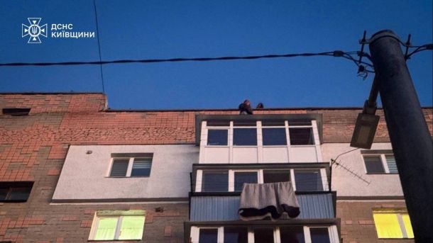 Підозрюваного у замаху на вбивство вчительки та однокласника будуть тримати під вартою Рятувальники ДСНС у Фастові знімають дівчину-підлітка з покрівлі балкону 9-го поверху за допомогою автодрабини