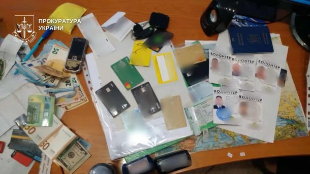 Заступник Кличка Поворозник у День жалоби організував корпоратив для чиновників КМДА Речові докази у кримінальній справі: гроші, картки, печатки та підроблені посвідчення волонтерів — справа засновника благодійного фонду