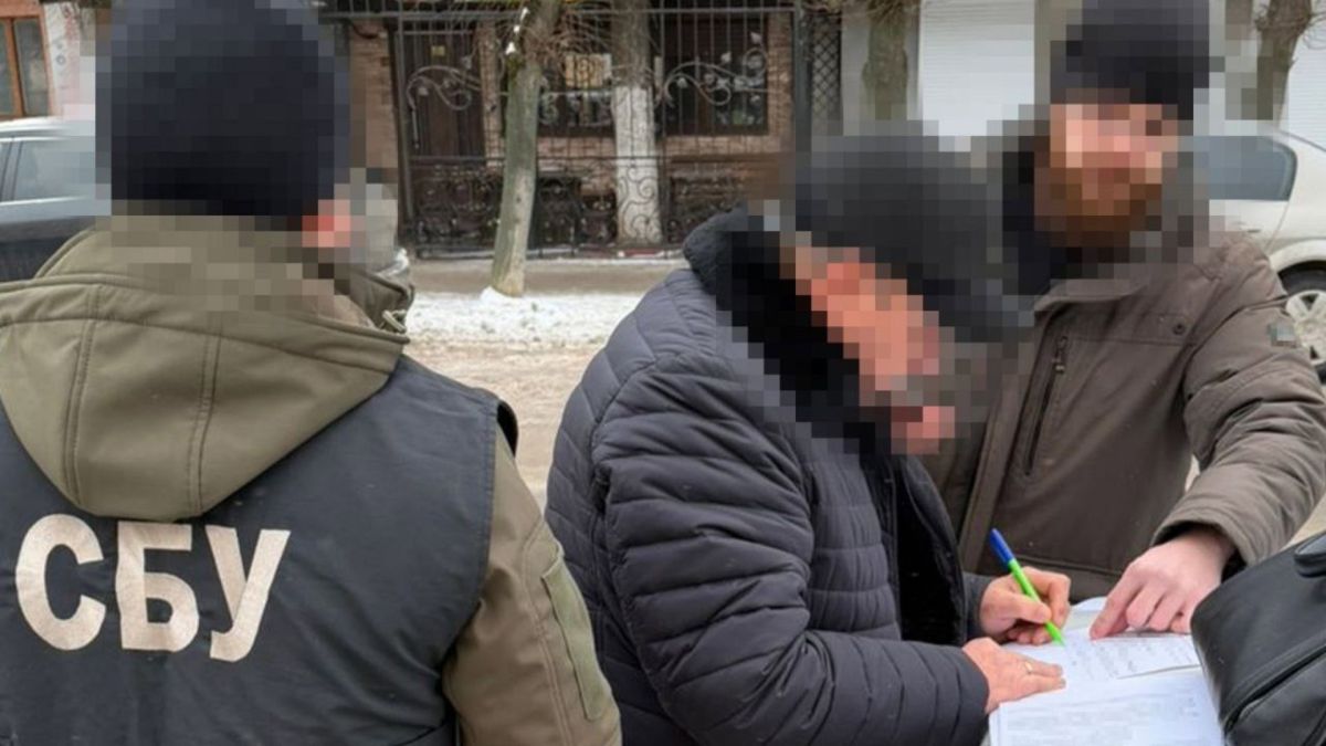 Нардепа викрили на махінаціях із землею НААН на 30 млн грн Підозрюваний підписує документ
