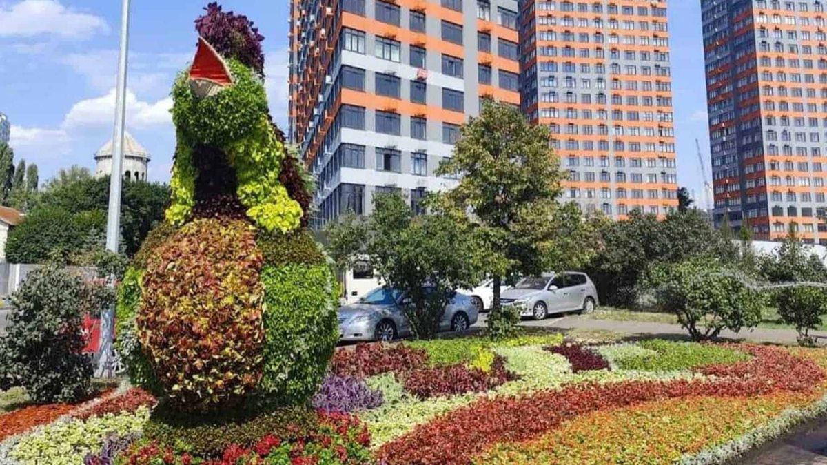 У Києві створили квіткову композицію з півником із Бородянки — символом стійкості Квіткова інсталяція з барвистих рослин у вигляді півника
