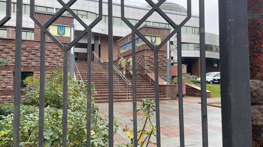Третя спроба зірвана: Київський апеляційний суд евакуювали за 40 хвилин до розгляду справи детектива НАБУ Вид на будівлю Київського апеляційного суду через металеву огорожу, вхід з українською символікою
