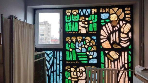 На Оболоні вирішили п'ять проблем мешканців за тиждень Кольоровий вітраж «Історія медицини» в медичному корпусі на вулиці Загорівській у Києві, зображення лікарів давнини