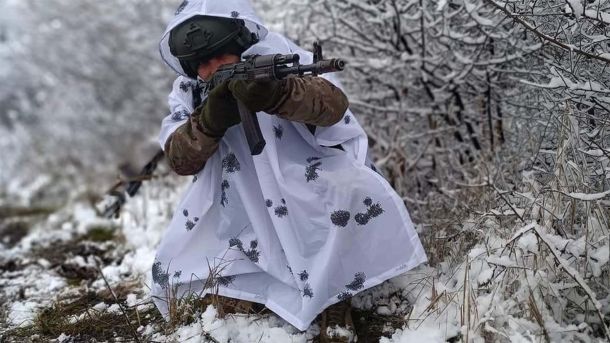 ЗСУ ліквідували 920 окупантів за добу: втрати РФ станом на 27 серпня 2025-го Солдат у білому маск-халаті прицілюється з гвинтівки