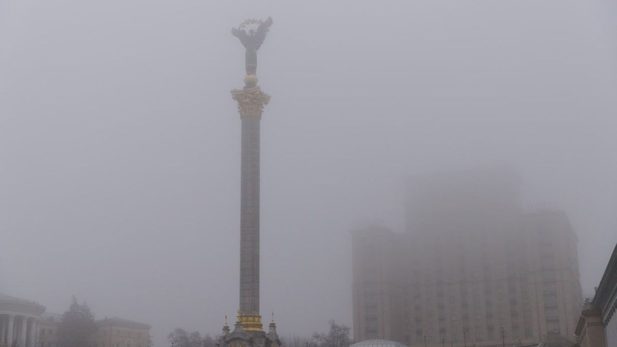 Через туман у Києві видимість на дорогах впаде до 200 метрів: як надовго Туман в Києві на Майдані Незалежності