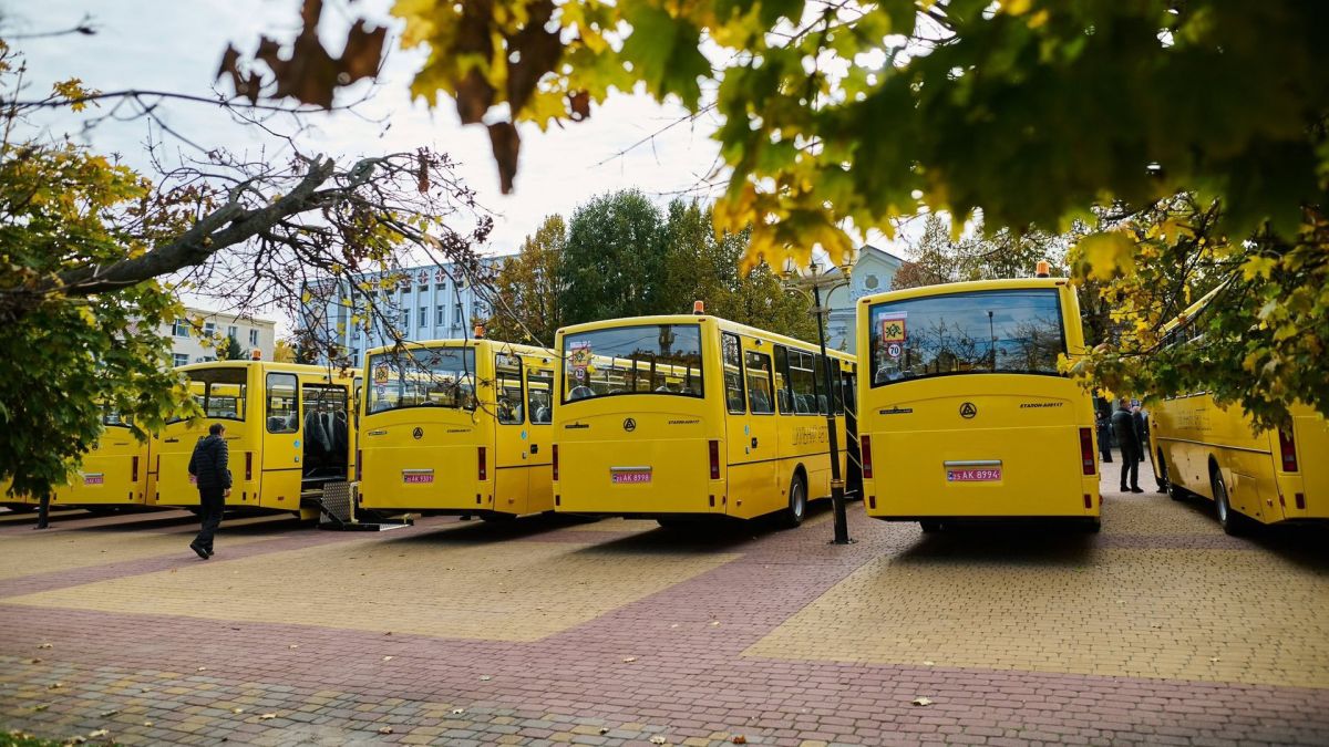 13 маршрутів Києва змінять рух 4–5 квітня через ярмарки та півмарафон Автобус Київпастрансу на маршруті вулицями Києва, зміни руху через продовольчі ярмарки