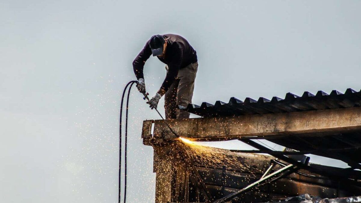 Біля станції метро «Почайна» у Києві демонтували 13 незаконних тимчасових споруд Біля станції метро «Почайна» у Києві демонтували 13 незаконних тимчасових споруд