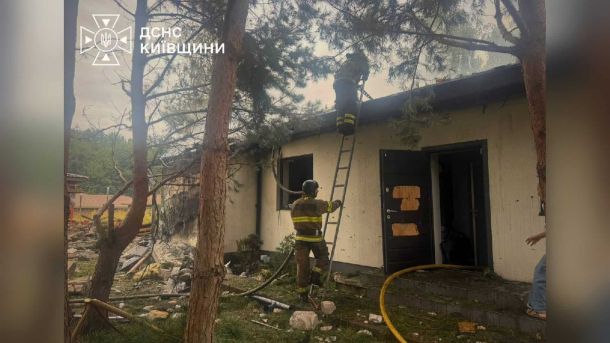 Атака дронів на Київщині: двоє постраждалих у двох районах (оновлено) Рятувальники гасять пожежу в приватному будинку в селі Віта-Поштова на Київщині після атаки дронів — двоє постраждалих