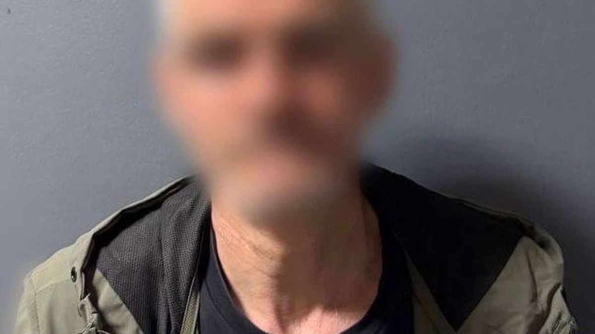 Поліція затримала грабіжника, який побив двох пенсіонерів у Києві Затриманий поліцією чоловік із розмитим обличчям на тлі стіни з ростовою шкалою у відділку