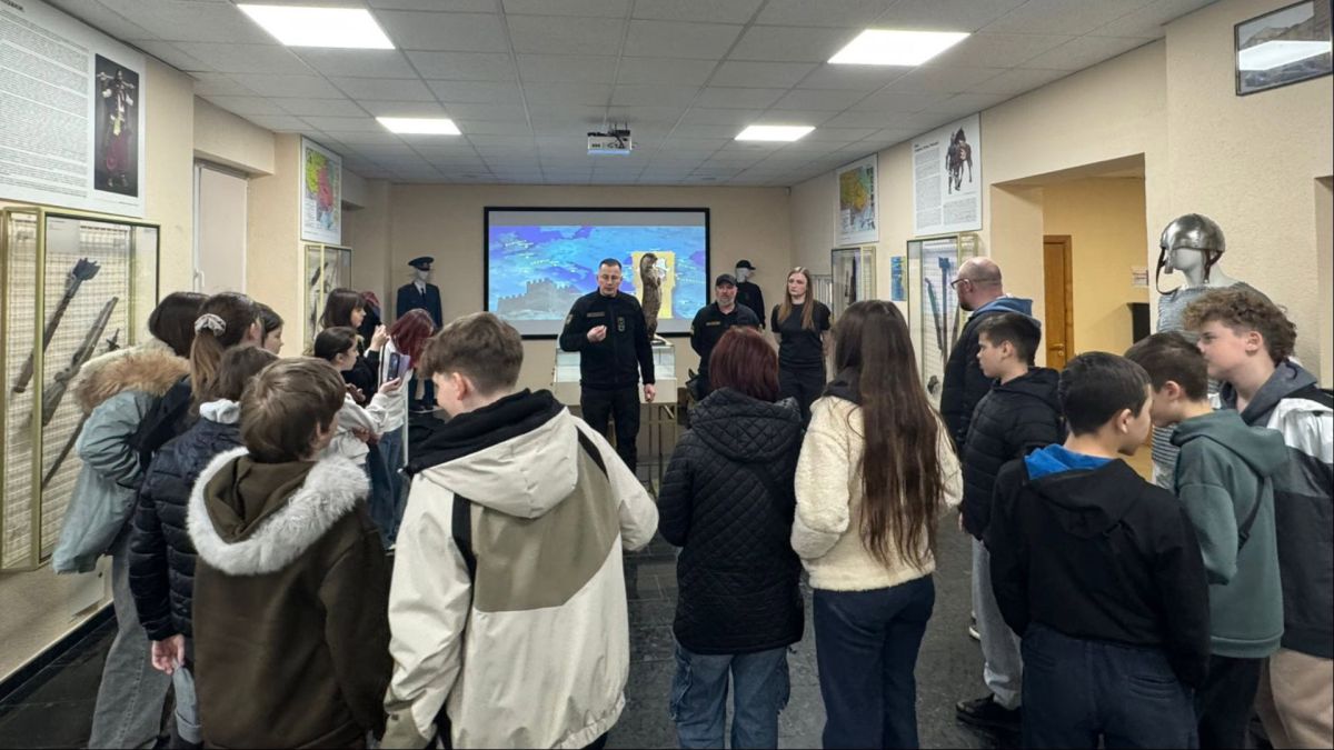 Учні 13-го ліцею відвідали музей Київської митниці: зброя, форма і кінологи Заступник начальника Київської митниці проводить екскурсію для ліцеїстів у музеї відомства
