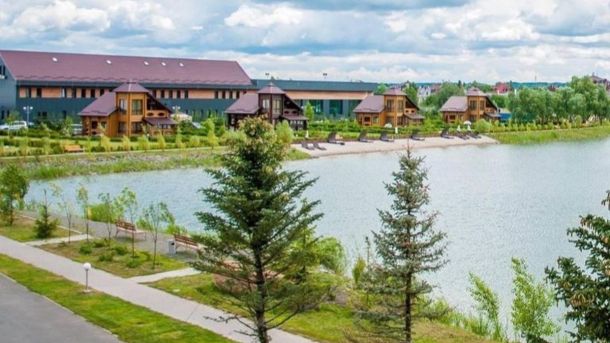 Суд дозволив будівництво ЖК «H2O» біля «Екопарку Осокорки», активісти готують касацію Тихий ландшафт біля озера з сучасними дерев’яними котеджами та зеленими насадженнями, спокійне міське оточення у Києві.